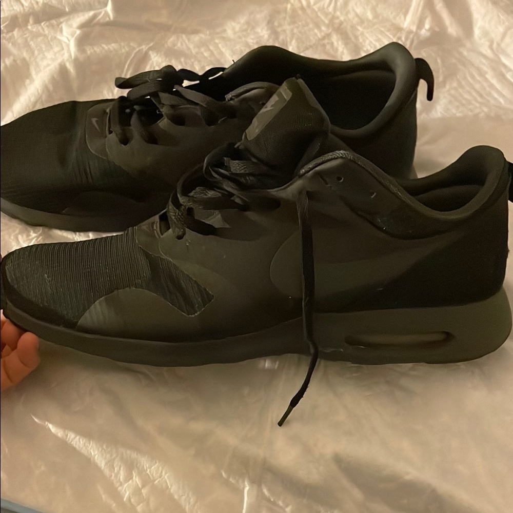 AIR MAX TAVAS Nike Men's Black Athletic Shoes